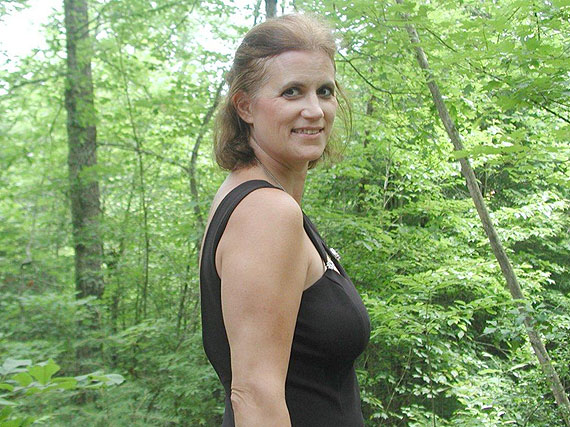 MILF im schwarzen Kleid im Wald